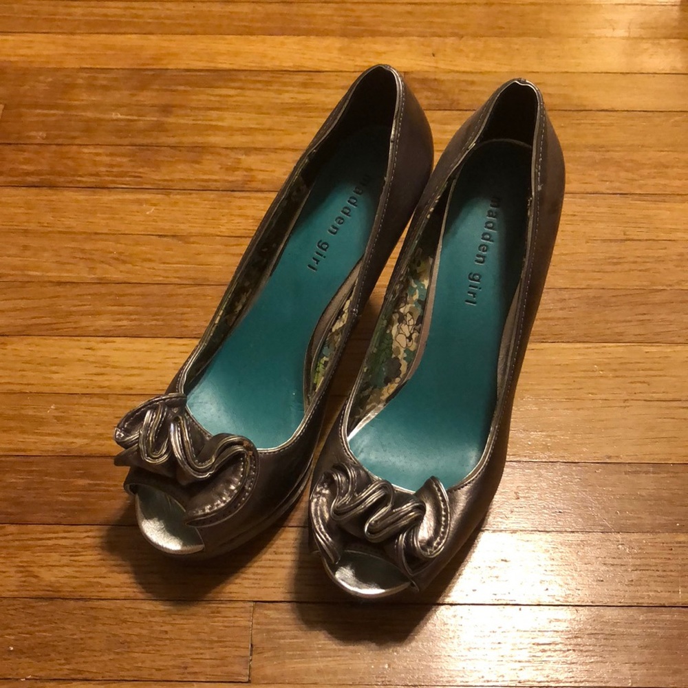 Madden girl pumps with cute metallic detail
